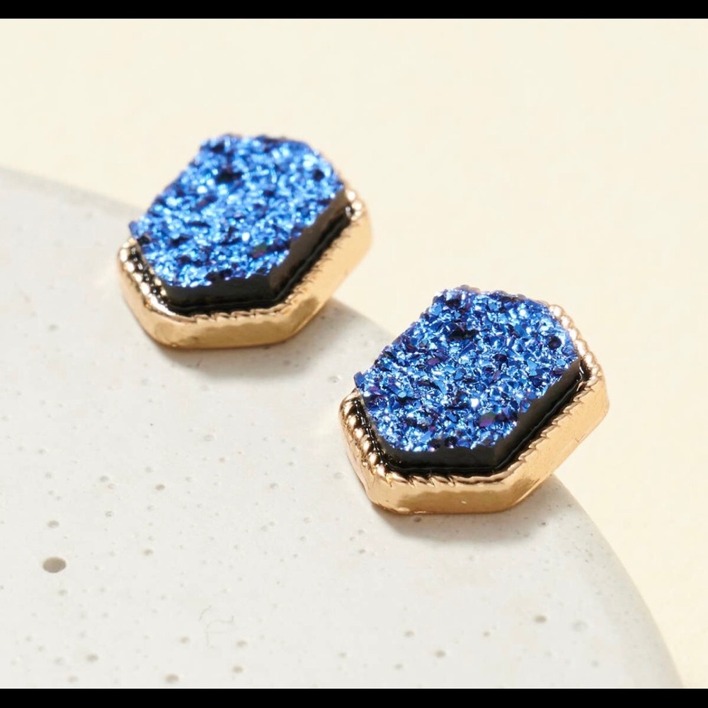 Druzy Stud earrings 
0.5”
Lead compliant Nickle free